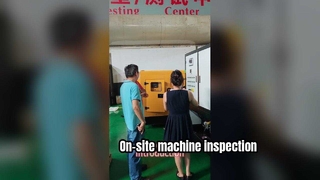 Les clients inspectent les machines sur place, avec des professionnels fournissant des présentations détaillées.
